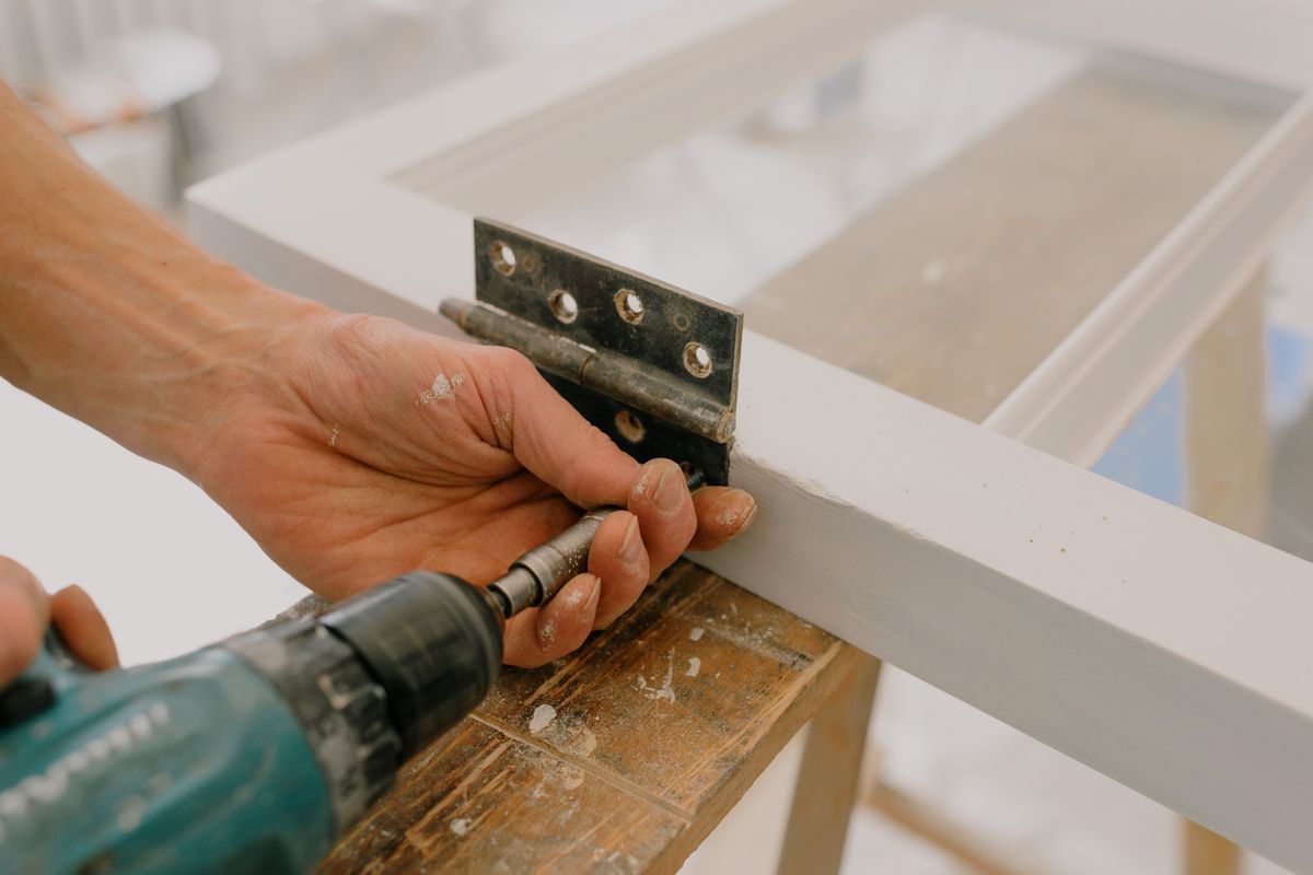 Fitting a hinge with a cordless drill Fitting a hinge with a cordless drill