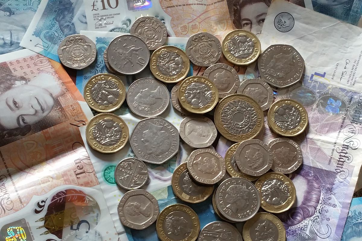 Pound coins on British banknotes Pound coins on British banknotes